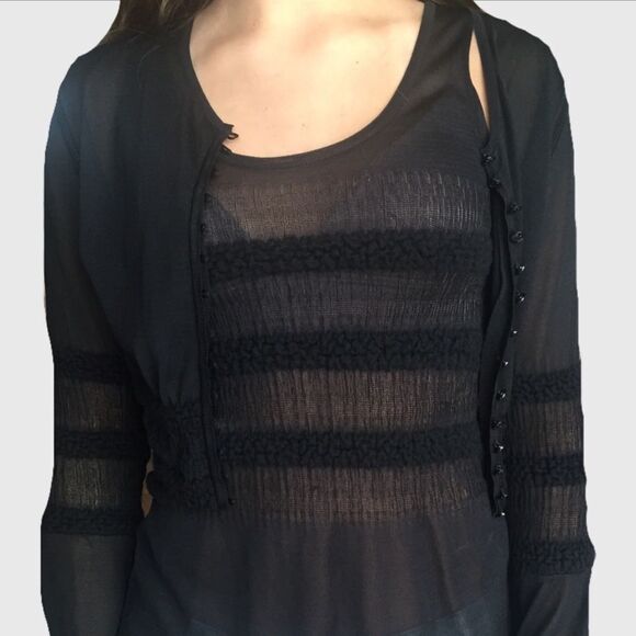 Authentic Black CHANEL Cropped Cardigan
P22387W03216 - Picture 2 of 16